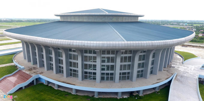 Ông Dân, bảo vệ khu vực này cho biết nhà thi đấu đang trong quá trình sửa chữa bên trong.