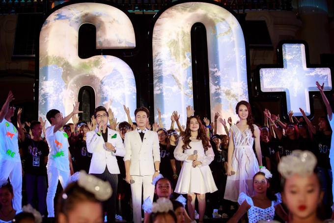 Thuỵ V&acirc;n c&ugrave;ng c&aacute;c nghệ sĩ ho&agrave; m&igrave;nh với h&agrave;ng ngh&igrave;n bạn trẻ hưởng ứng 'Giờ Tr&aacute;i Đất'