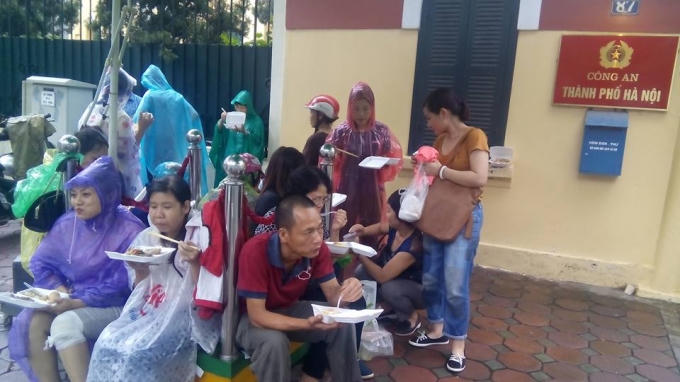 Các tiểu thương chờ đợi cơ quan chức năng vào cuộc, giải quyết thỏa đáng khi bị Công ty Huds thu giữ tài sản.
