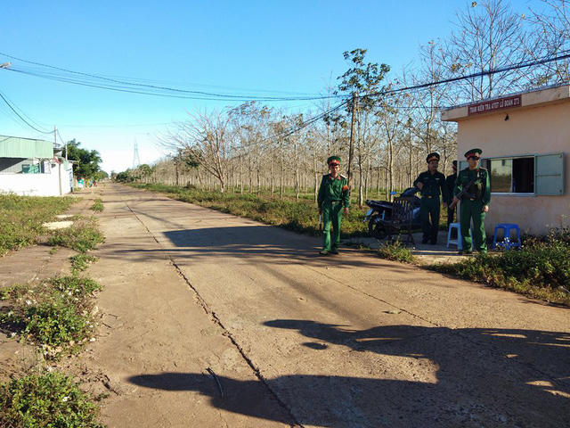 Bảo vệ canh gác không để người dân vào gần khu vực nguy hiểm. (Ảnh: Dân trí)