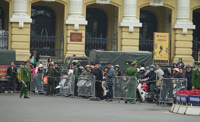 Lực lượng an ninh chăng dây và dào chắn để đảm bảo an toàn.