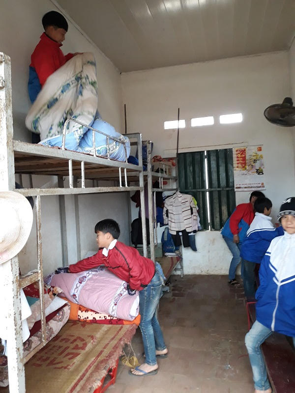 Học bán trú giúp các em có tính tự lập hơn khi xa gia đình.