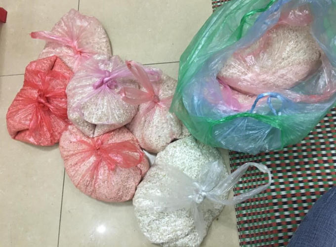 Món quà Tết là những túi gạo nhỏ sau hơn 27 năm dạy học ở vùng núi của cô giáo Đỗ Thị Thắm.