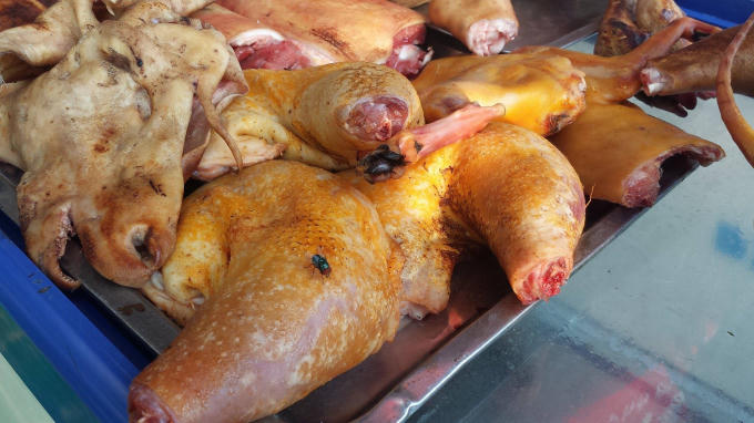 Thịt th&uacute; b&agrave;y b&aacute;n c&ocirc;ng khai, phản cảm ở chốn t&acirc;m linh ch&ugrave;a Hương