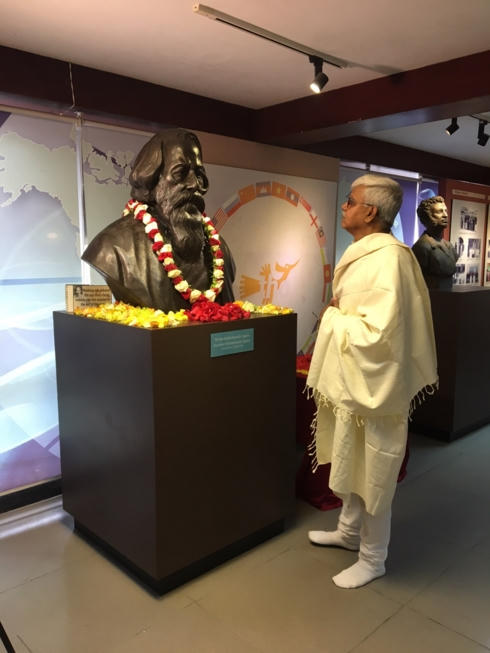 Giáo sư Bidyut Chakrabarty bên tượng đại thi hào Tagore trưng bày tại bảo tàng