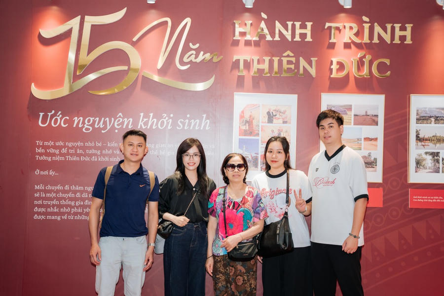 Người dân chụp ảnh lưu niệm tại sự kiện 15 năm Hành trình Thiên Đức.