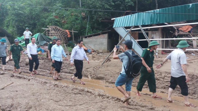 Trưởng ban Tổ chức Trung ương Phạm Minh Ch&iacute;nh thăm b&agrave; con v&ugrave;ng lũ Mường L&aacute;t