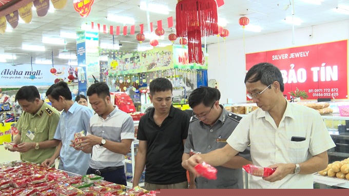 Đoàn kiểm tra công tác ATTP tại Siêu thị Aloha Thanh Sơn.