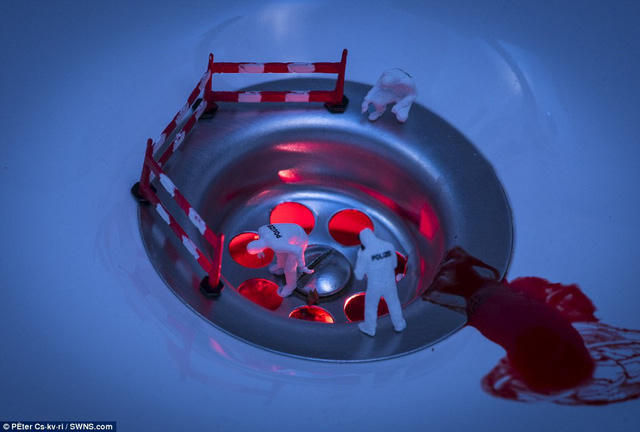 Bức ảnh chụp ba nhân viên cảnh sát điều tra đang khám nghiệm hiện trường. Bối cảnh để chụp bức hình này là… chiếc bồn rửa bát. Bí quyết để tạo nên vẻ đẹp cho những khuôn hình kiểu này chính là cách phối hợp, sắp đặt các sự vật.