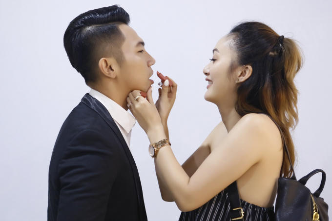 Mai Quốc Việt đã chứng minh cho gia đình vợ thấy tình yêu thật sự của họ vượt trên cả những định kiến lạc hậu ấy