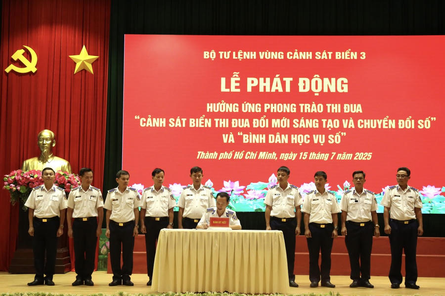 Đại tá Lê Văn Tú và các đơn vị phát động phong trào thi đua.