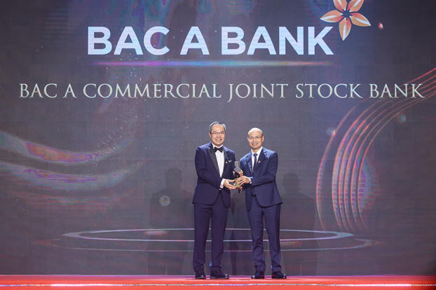 Ông Chu Nguyên Bình - Phó Tổng Giám đốc Ngân hàng TMCP Bắc Á nhận giải thưởng APEA 2023.