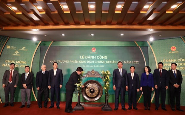 Sáng 4/1/2022, tại Sở Giao dịch Chứng khoán Hà Nội, Bộ Tài chính tổ chức Lễ đánh cồng khai trương phiên giao dịch chứng khoán đầu năm 2022. (Ảnh: Phạm Hậu/TTXVN)