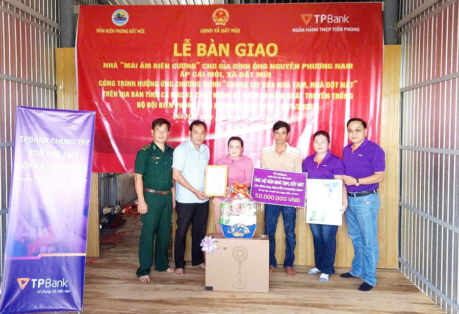 Đại diện Đồn Biên phòng Đất Mũi (BĐBP Cà Mau) và Ngân hàng TP Bank bàn giao nhà cho hộ ông Nguyễn Phương Nam.