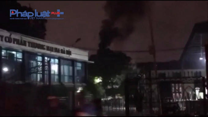 Cột khói đen ngòm xuất hiện từ phía trong Công ty CP thương mại Bia Hà Nội mà Pháp luật Plus ghi nhận thời gian trước đó. (Ảnh cắt clip).