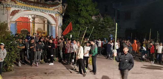 Ngay từ 23h đêm, chuẩn bị thời khắc sang canh, rất nhiều người đã tụ tập trước cổng đình