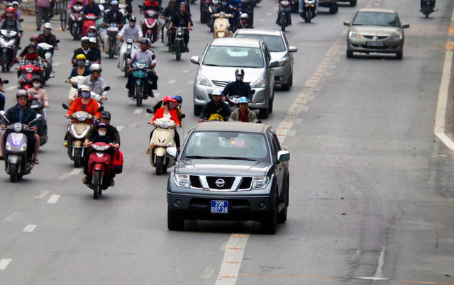 Các phương tiện đi vào làn của BRT sẽ phạm lỗi “Đi không đúng phần đường, làn đường quy định”. Người điều khiển ô tô chạy sai làn sẽ bị phạt từ 800.000 đến 1.200.000 đồng; mức phạt đối với người điều khiển mô tô, xe gắn máy là từ 300.000 đến 400.000 đồng.