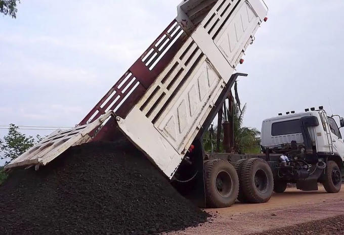 ông ty CP Kim khí Thành Đô không nộp bảo lãnh dự thầu tại Gói thầu TTB1-2019 Thuê 5 xe ô tô tải tự đổ khung cứng vận chuyển đất đá, trọng tải 90 - 100 tấn. Ảnh: Quang Tuấn