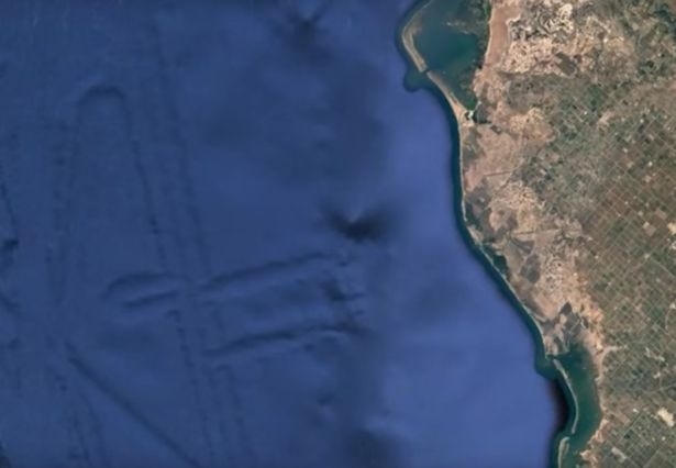 Những đường thẳng kéo dài trông rất "khả nghi" ngoài khơi California (Ảnh: Youtube/MEXICOGEEK)