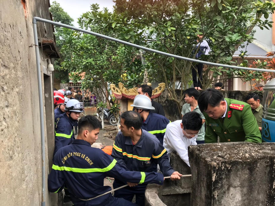 Triển khai đội hình cứu người đàn ông bị rơi xuống giếng