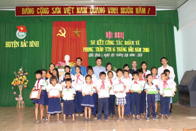 B&igrave;nh Thuận: Trung ương Đo&agrave;n v&agrave; T&acirc;n Hiệp Ph&aacute;t trao học bổng cho học sinh ngh&egrave;o