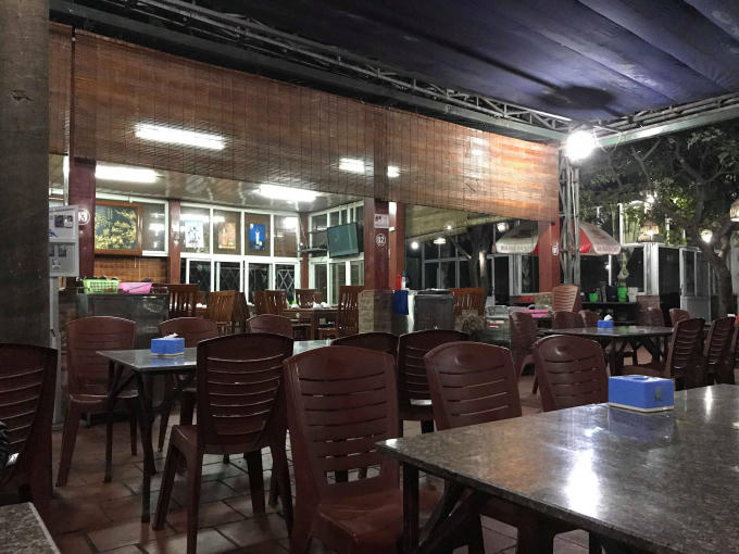 Nhiều công trình kiên cố được xây dựng trong nhà hàng.