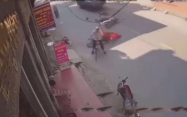 Clip: Phóng nhanh, vượt ẩu gây tai nạn