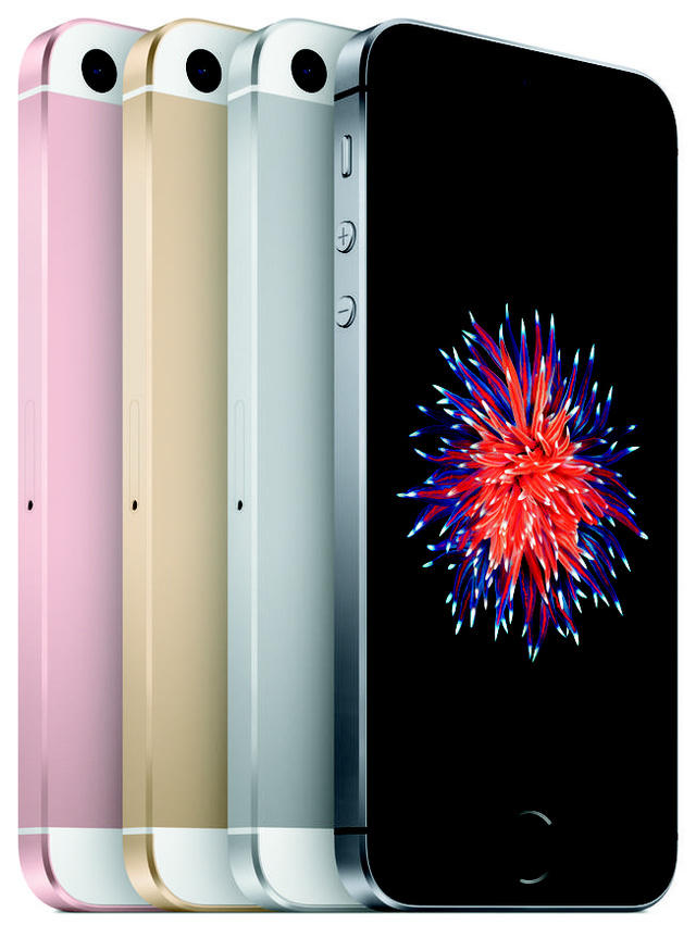 Đầu năm 2016, Apple cho ra mắt chiếc iPhone SE với thiết kế giống y hệt iPhone 5/5S nhưng với nâng cấp đáng kể về phần cứng. Đây được cho là một chiêu bài kinh doanh khác của Tim Cook, khi nhắm đến đối tượng người dùng thích iPhone 5 - nhưng đã quá cũ để sử dụng.