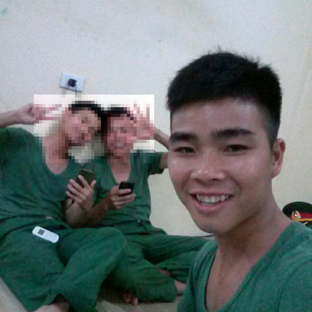 Sơn Ca cùng bạn vui đùa tại Đại học Sỹ quan lục quân I.