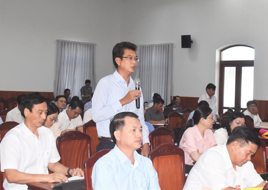 Các đại biểu báo cáo tình hình hoạt động của địa phương.