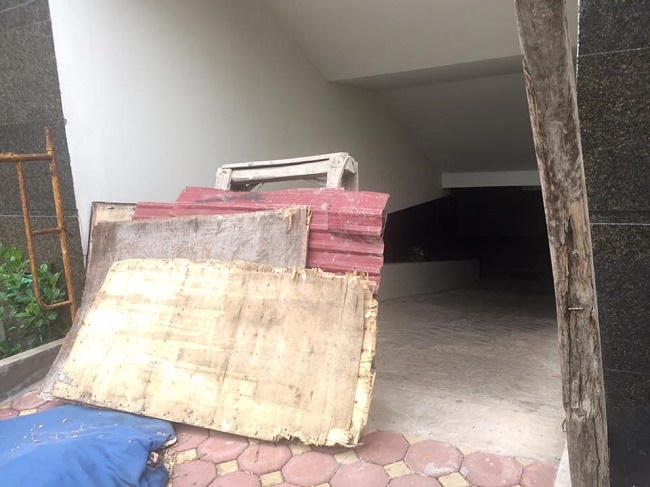 Tầng hầm toà nhà bị bỏ hoang.