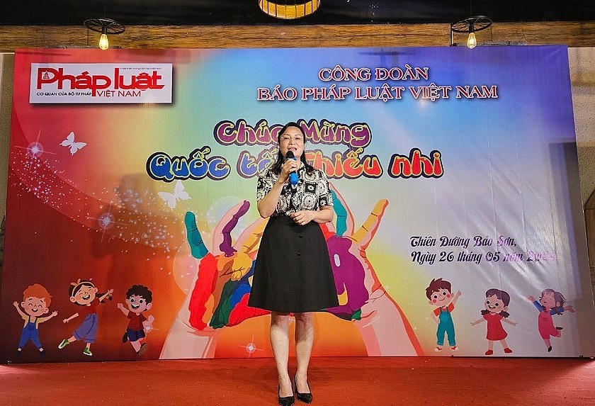 Bà Vũ Hồng Thúy - Phó Tổng Biên tập, Chủ tịch Công đoàn Báo Pháp luật phát biểu chào mừng tại sự kiện.