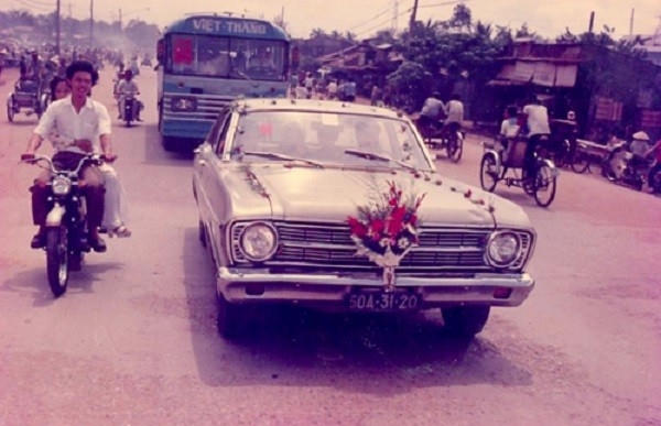 Chiếc ô tô rước dâu của gia đình khá giả khi đất nước bước vào thời kỳ đổi mới. Ảnh: Internet.