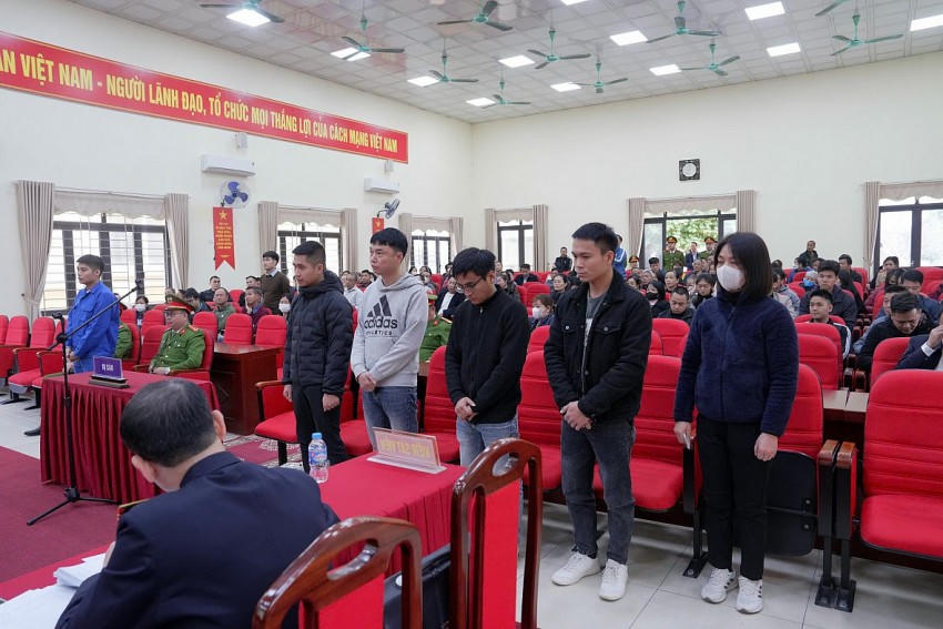 Các bị cáo trong hội trường xét xử.