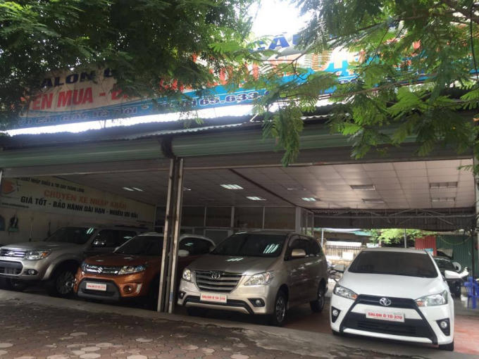 Một ki ốt showroom ô tô mọc lên trên đất dự án