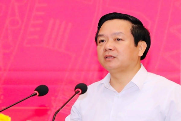 Chủ tịch UBND tỉnh Ninh Bình, ông Phạm Quang Ngọc phát biểu tại hội nghị tiếp xúc cử tri.