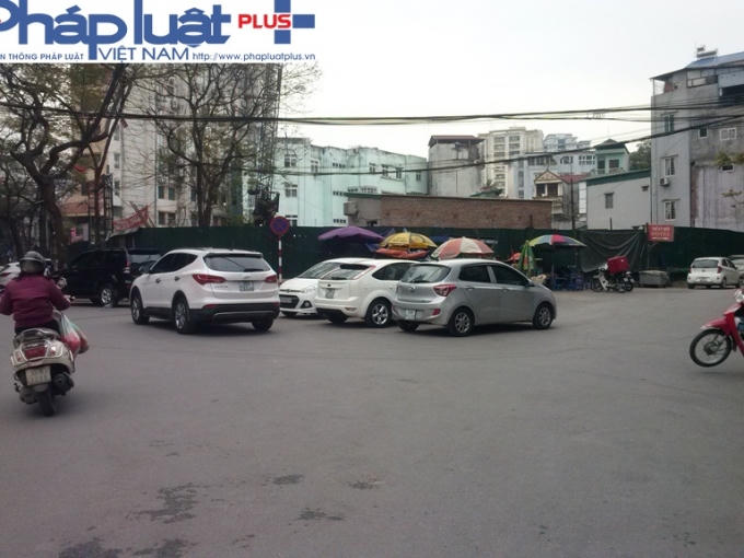 Đỗ xe bừa bãi ngay giữa nga ba, trước cổng trường tiểu học Tây Sơn trên phố Lê Đại Hành.