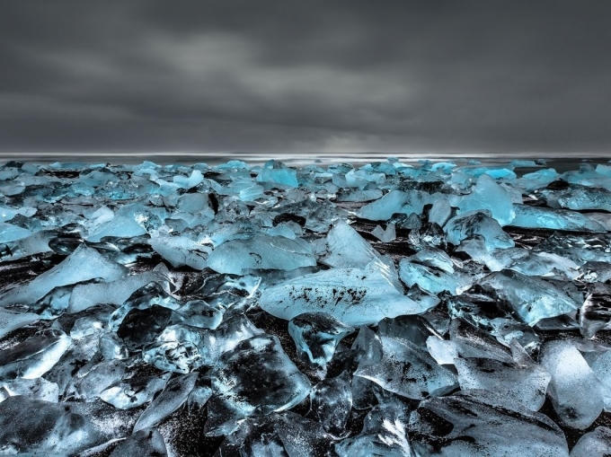 Hồ băng Jökulsárlón và bãi biển đóng bang ở Jökulsárlón, công viên quốc gia Vatnajökull, Iceland được coi là kỳ quan thiên nhiên của Iceland. Lớp cát núi lửa màu đen làm nền cho những khối băng lấp lánh.
