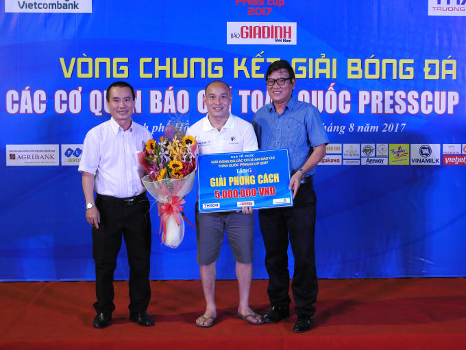 Ông Nguyễn Một, Giám đốc Công ty Trường Hải, trao giải phong cách cho đội Báo Pháp luật Việt Nam.