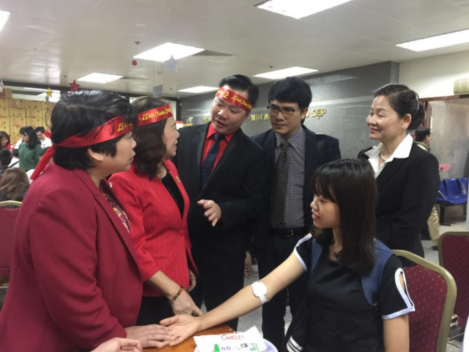 Bà Nguyễn Thị Xuân Thu cùng các đại biểu hỏi thăm người hiến máu.