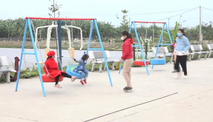 Các em nhỏ chơi đùa tại khu vui chơi mới được hoàn thành.