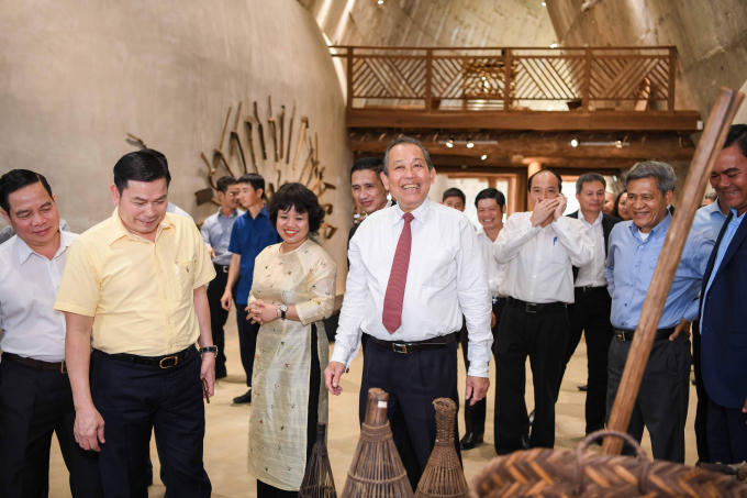Hoa hậu, Á hậu đón Phó Thủ tướng thường trực Trương Hòa Bình tại Bảo tàng thế giới cà phê