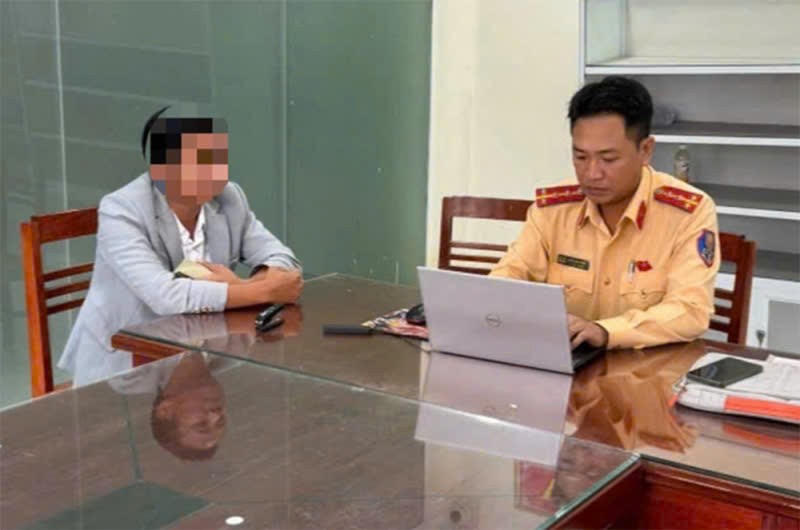 Lực lượng chức năng tiến hành lập biên bản xử phạt vi phạm đối với lái xe D.V.C