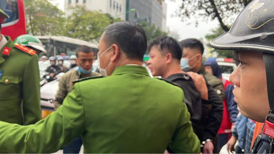 Nam thanh niên bị khống chế và đưa về phường.