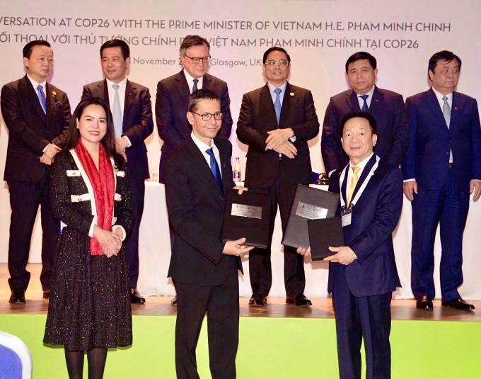 Ông Đỗ Quang Hiển, Chủ tịch HĐQT kiêm Tổng Giám đốc Tập đoàn T&amp;amp;T Group và ông Patrick Lee, Chủ tịch Standard Chartered Việt Nam, Giám đốc Standard Chartered Singapore và thị trường ASEAN trao biên bản ghi nhớ  tài trợ vốn 6 tỷ USD cho các dự án xanh của T&amp;amp;T Group - Ảnh Chí Hiếu