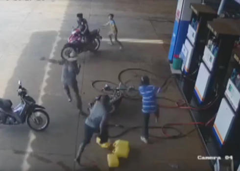 &Ocirc;ng Phong bị đ&acirc;m nhiều nh&aacute;t tại cửa h&agrave;ng xăng ( Ảnh: cắt từ clip).