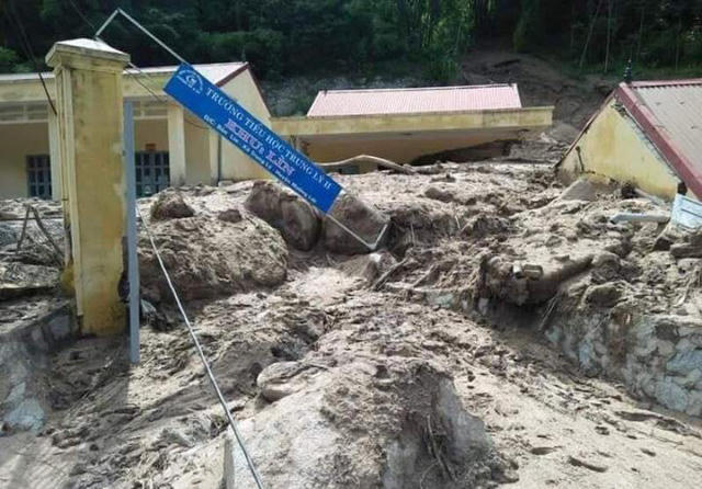 Nhiều trường, điểm trường bị vùi lấp