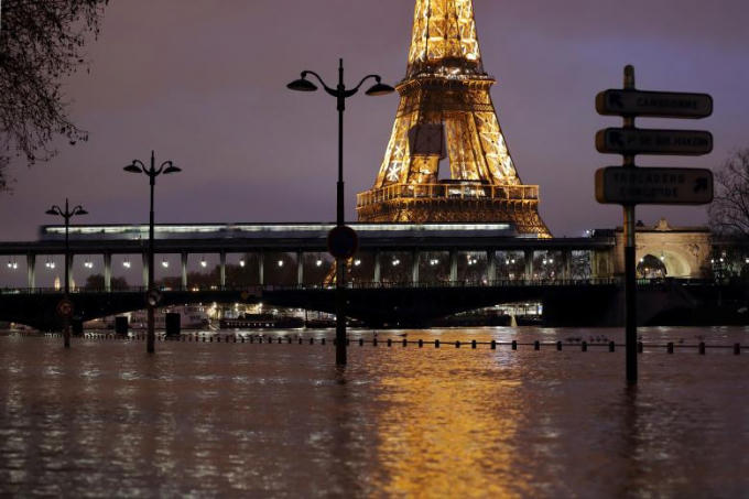 Thủ đ&ocirc; Paris ch&igrave;m trong biển nước