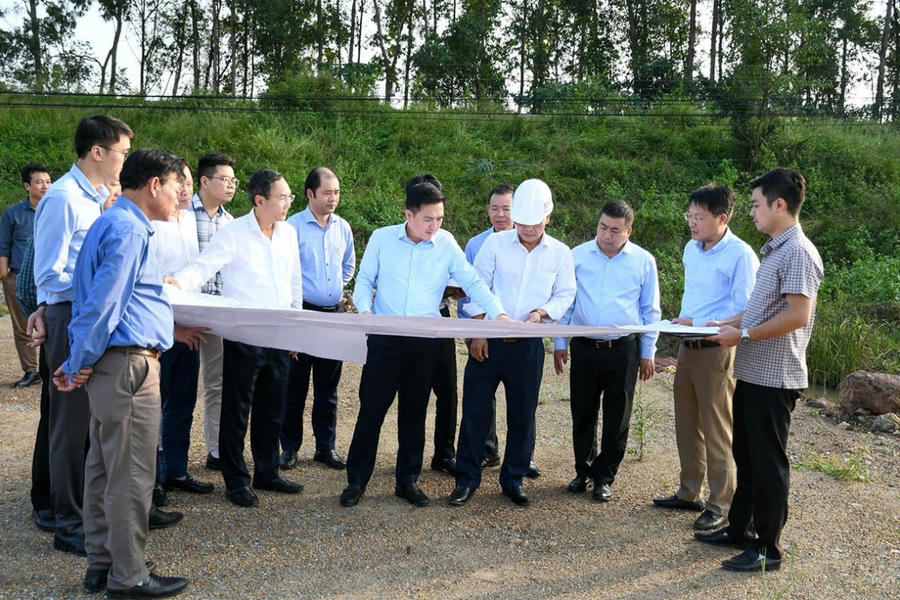 Phó Chủ tịch UBND tỉnh Vũ Việt Văn kiểm tra thực địa Dự án Đường song song đường sắt Hà Nội - Lào Cai, tuyến phía Bắc, đoạn từ KCN Khai Quang (Vĩnh Yên) đến đường 36m KCN Bình Xuyên đi KCN Bá Thiện.