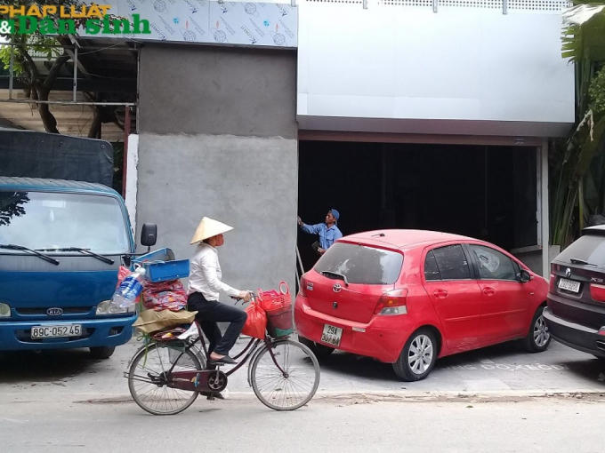 Một khu đang được gấp rút hoàn thiện ở phía ngoài.